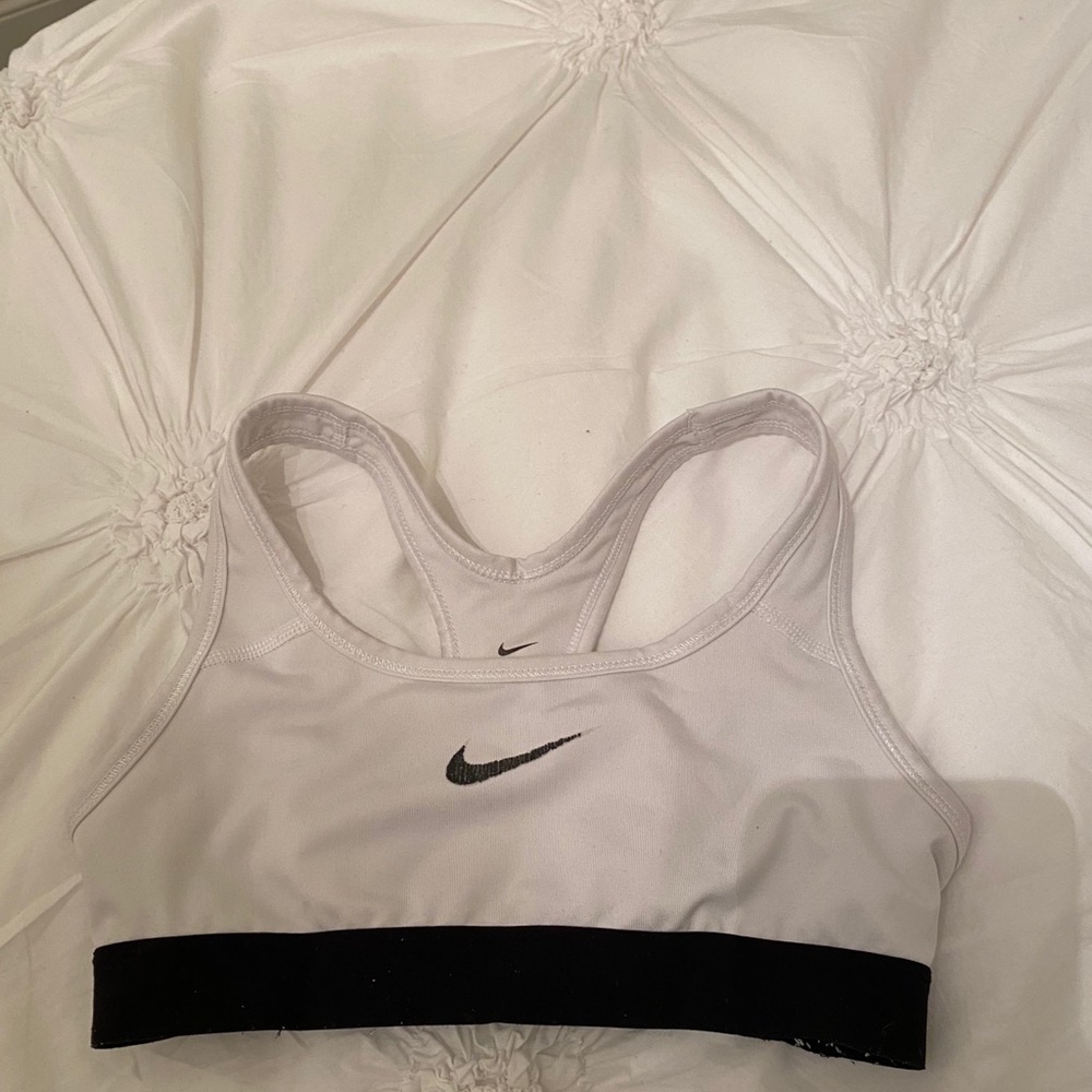 white nike sports bra